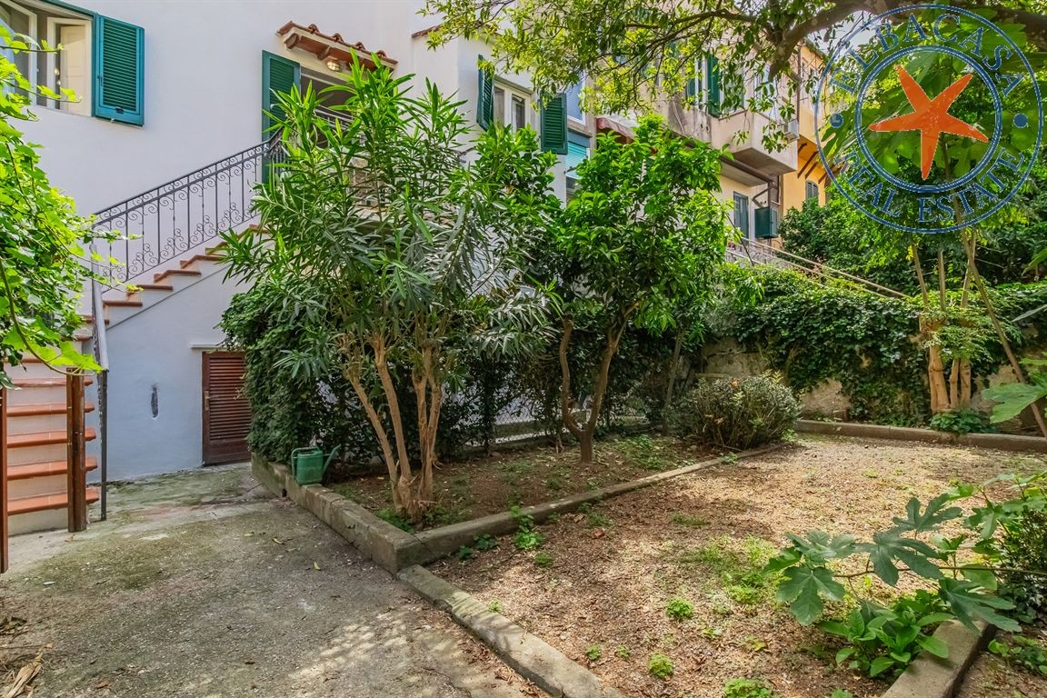 PORTO AZZURRO - ELBA - QUADRILOCALE CON GIARDINO NEL CUORE DEL CENTRO STORICO